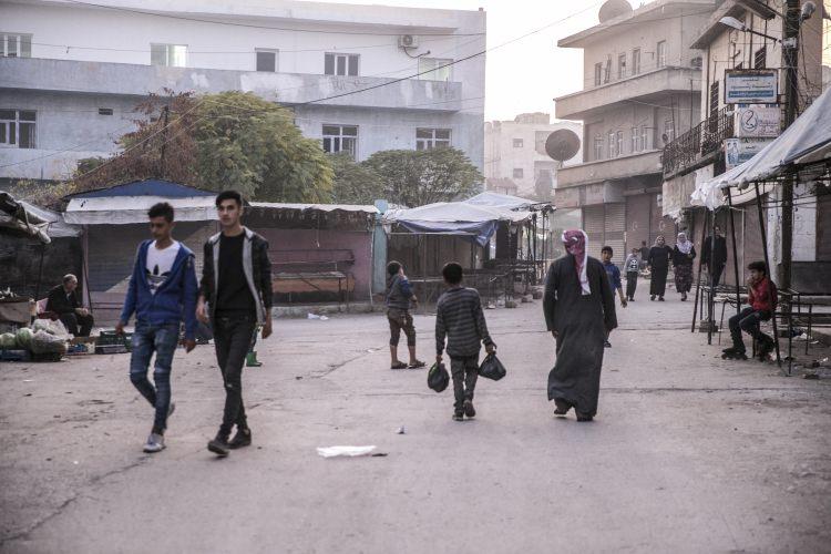 <p>Zeytin Dalı Harekatı'nın ardından işletmelerin 24 saat hizmet verdiğini anlatan Hamro, "Harekat sonrasında bölge her gün daha iyiye gidiyor. Türkiye, Afrin'e güzel hizmetler getirdi. Hastaneler, okullar açıldı. Recep Tayyip Erdoğan'a teşekkür ediyoruz. Hiçbir Arap devletinin umurunda olmadık ancak Erdoğan bizimle ilgilendi, ona özellikle teşekkür ediyorum." diye konuştu.</p>

<p>Çiftçi Ahmed Hattab da Türkiye'nin bölgedeki teröristleri temizlemesinin ardından her şeyin olumlu yöne gitmeye başladığını belirterek, "İş yerleri hareketlenmeye başladı. İnsanlar iş yerlerini açmaya başladı. Dışarıdan gelip Afrin'e yerleşenler oldu. Hastaneler, okullar, hayat için ne lazımsa hepsi oldu çok şükür." dedi.</p>

<p>Cinderes'te Kur'an kursu hocalığı yapan Abdullah Hammadiye, Türkiye Diyanet Vakfı aracılığıyla burada kurs açtıklarını dile getirdi.</p>

<p>Kursa ilginin yoğun olduğunu anlatan Hammadiye, "Harekat öncesi camiler kapalıydı. Harekatın ardından camileri açtık. Bizlere bu imkanı sağlayan Türkiye'ye çok teşekkür ederiz." ifadelerini kullandı.</p>

