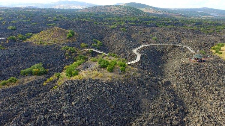<p> Bu da coğrafyacılar için iyi bir fırsat. Buradan aldıkları bazı örnekleri kendi arşivlerine koyabiliyor, okullarındaki müzelerde sergileyebiliyorlar. </p>
<p> </p>
