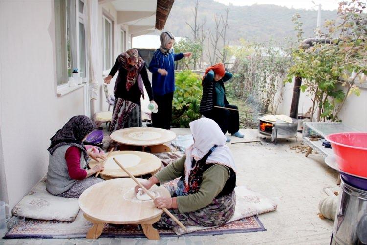 <p>'ÇOK ŞÜKÜR OLDU'<br />
<br />
Kadınların kalkınması adına birleşip gıda ürünleri üretmeye karar verdiklerini ifade eden Özbek, "Bizim için karlı da bir iş, evlerde de yapılabilen bir iş. Burası köy olduğu için herkesin ihtiyacı var. Kimisinin eşi yok, kimisinin borcu var benim gibi. Kiminin ihtiyacı var, taksidi var. Hamur işi zaten yıllardır yapılan bir iş köylerde. Herkes olumlu baktı. Olur mu olmaz mı derken çok şükür oldu" diye konuştu.</p>
