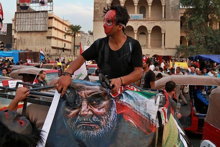 <p>Haber ajansları, Iraklı protestocularının öfkesinin artan bir şekilde İran üzerinde yoğunlaşmaya başladığını, bunun nedeni olarak da Tahran'ın Irak'taki hükümet, Şii politik fraksiyonlar ve paramiliter gruplarla yakın ilişki içerisinde olmasını gösteriyor.</p>
<p> </p>
