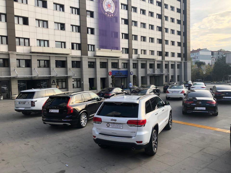 <p>İstanbul Emniyet Müdürlüğü ekipleri, lüks otomobilleri yurt dışından ucuza temin edip Türkiye’ye getirenlere yönelik operasyon düzenledi. </p>
