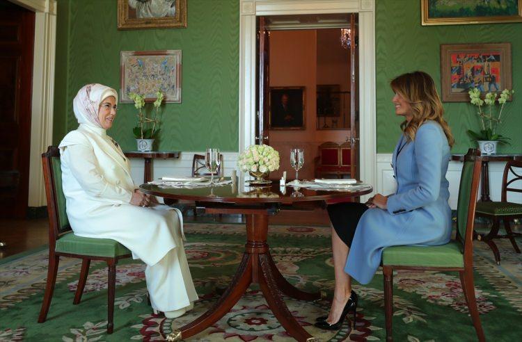 <p>Karşılama sonrasında liderler eşleri ile birlikte Oval Ofis’te bir araya geldi. Oval Ofis’teki görüşmenin ardından Emine Erdoğan ve Melania Trump başbaşa görüşme gerçekleştirdi.</p>
