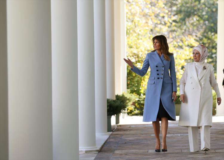 <p>Cumhurbaşkanı Recep Tayyip Erdoğan ve eşi Emine Erdoğan, Beyaz Saray’da ABD Başkanı Donald Trump ve eşi Melania Trump tarafından karşılandı.</p>
