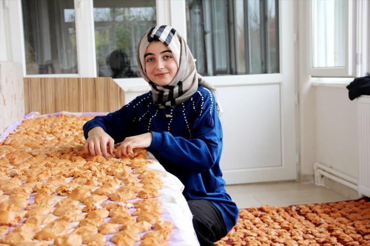 <p>Özbek, köydeki diğer kadınlara da tavsiyelerde bulunarak ticaret atılmalarını sağladı ve üretilen doğal ürünlerin siparişine yetişemez hale geldi.</p>
