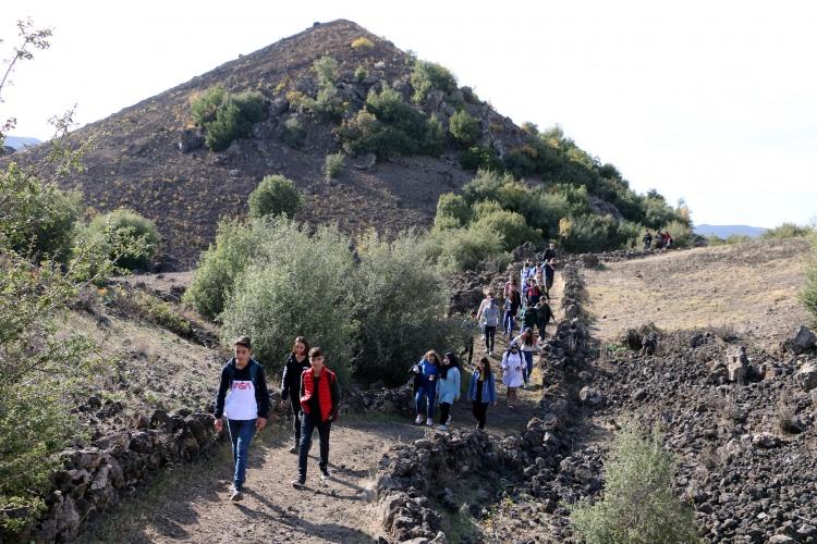 <p>Bunun için birçok öğretmen, açık derslik olarak görülen bu jeoparka gelip çocuklara kayaçları daha rahat şekilde öğretiyor." diye konuştu. </p>
<p> </p>