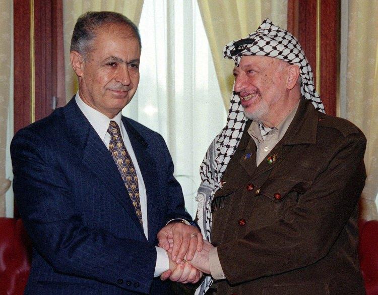 <p>5 Ağustos 2000'de Filistin Devlet Başkanı Yaser Arafat, Türkiye'ye geldi. Arafat, Cumhurbaşkanı Ahmet Necdet Sezer ile görüştü.</p>
