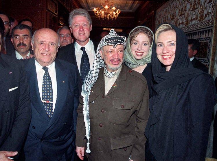 <p>26 Temmuz 1999'da Fas Kralı Hasan'ın cenaze törenine katılan Cumhurbaşkanı Süleyman Demirel, ABD Başkanı Bill Clinton eşi Hıllary ve Filistin Devlet Başkanı Yaser Arafat'la sohbet etti. </p>
