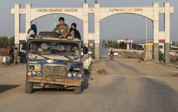 <p>Türkiye Cumhuriyeti'nin yatırımlarıyla Hatay'dan Afrin kent merkezine uzanan 35 kilometrelik yol açıldı ve asfaltlandı. Cinderes ile Afrin kent merkezi de asfalt yolla birbirine bağlandı. Afrin'i 4 büyük beldeye bağlayan 180 kilometrelik yollar onarılarak kaliteli ulaşım çalışmaları tamamlandı. Kent merkezini yakın köylere bağlayan yollarda da onarım çalışmaları sürdürülüyor.</p>