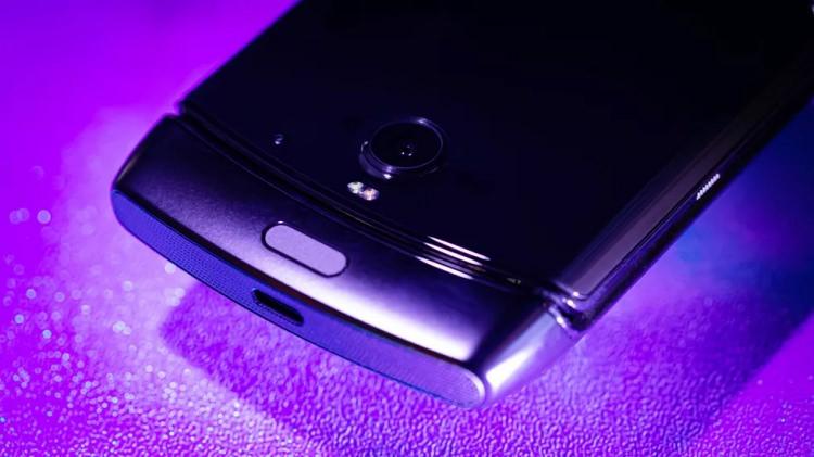 <p>Motorola'nın katlanabilir ekranlı yeni telefonu Razr, 6.6 inç boyutunda ve 21:9 ekran oranına sahip.</p>
