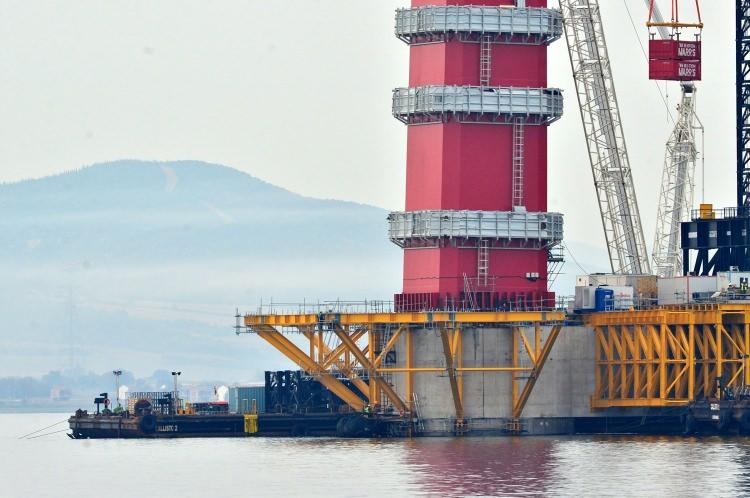 <p><strong>Kırmızı beyaz kuleler</strong></p>

<p>İki ayak aralığı Türkiye Cumhuriyeti'nin kuruluşunun 100'üncü yılıyla anlamlandırılarak 2023 metre olacak 1915 Çanakkale Köprüsü, tasarımındaki inceliklerle de dünyada bir ilk olacak.</p>

<p>Köprünün kule bağlantıları ve unsurları Türk bayrağının renkleri olan kırmızı ve beyaza boyanacak. Her iki yakada 333 metre yüksekliğindeki kulelerin üst kısmı da Seyit Onbaşı'nın Çanakkale Savaşları'nda namluya sürdüğü top mermisini temsil edecek şekilde yapılacak. </p>
