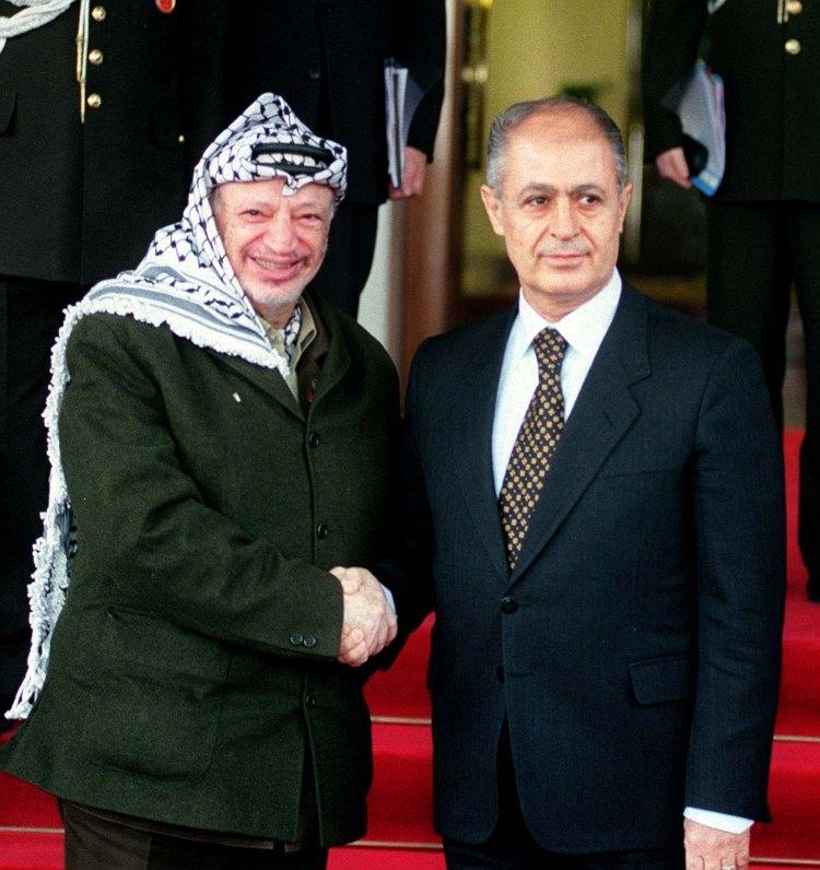 <p>14 Şubat 2001'de Ankara'ya gelen Filistin Devlet Başkanı Yaser Arafat, Cumhurbaşkanı Sezer'i ziyaret etti.</p>
