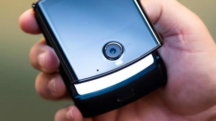 <p>Motorola Razr'ın ana arka kamerası 16 megapiksel çözünürlüğünde. Ekranın üzerinde bulunan ikincil kamera ise tüketicilere 5 megapiksel çözünürlük sunuyor.</p>
