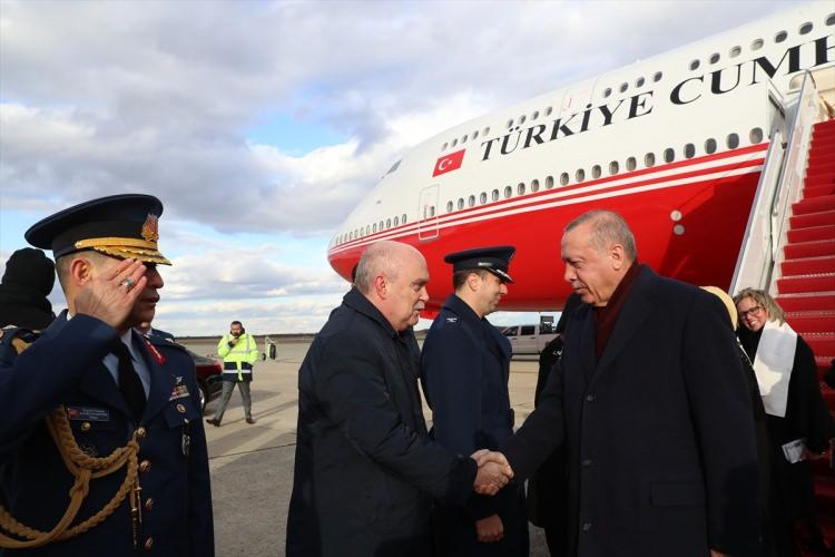 <p>Cumhurbaşkanı Erdoğan'ı, Andrews Hava Üssü'nde Türkiye'nin Washington Büyükelçisi Serdar Kılıç, Türkiye'nin Birleşmiş Milletler Daimi Temsilcisi Feridun Sinirlioğlu, Amerika Birleşik Devletleri Protokol Genel Müdürü Cam Henderson ve diğer yetkililer karşıladı.</p>
