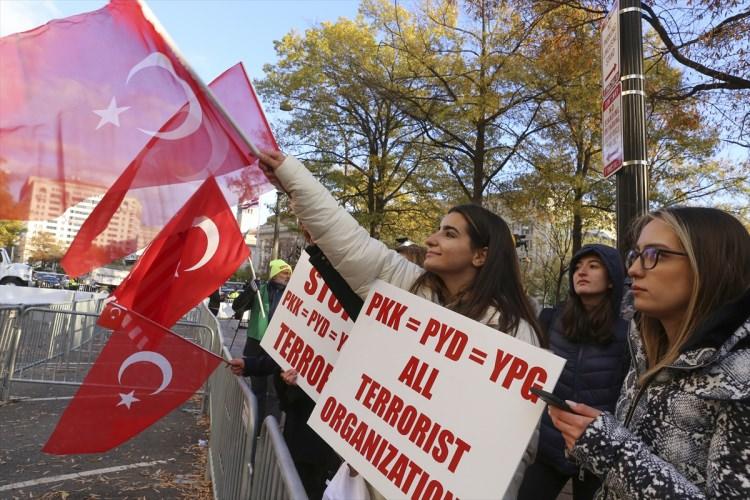 <p>"Stop Terror PKK=PYD", "PKK=YPG=PYD Terrorist Organizations" yazılı pankartlar ile Erdoğan posterleri taşıyan grup, Türk bayraklarıyla Cumhurbaşkanı Erdoğan'a sevgi gösterilerinde bulundu.</p>