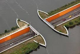 <p>2002 yılında dünya, Aqueduct Veluwemee adlı köprüye hayran kaldı. Hollanda anakarasını Flevoland'a bağlayan yolun bir kısmı gölün altında kalıyor.</p>