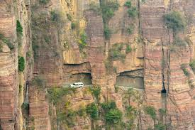 <p>Guoliang tünel yolu</p>
<p>Nerede: Çin<br />
Tuhaf yanı: Sadece 4 metre genişliğindeki tünellerden araba ile geçmek<br />
Risk: Zorlu sürüş şartları</p>
<p>Dünyanın belki de en ünlü tüneli olan 1,2 kilometre uzunluğunda ve sadece 4 metre genişliğindeki Guoliang tünelinde aracınızı bir keşiş konsantrasyonu ile kullanmanız lazım. Aksi takdirde bir John Carpenter filminin adını hatırlamak zorunda kalabilirsiniz: Küçük Çin'de Büyük Bela.</p>