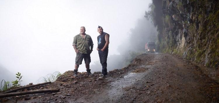 <p>Bolivya'nın Yungas bölgesinde yer alan yol aşırı derecede tehlikeli olmasıyla tanınıyor.</p>
<p>Her yıl 200 - 300 ziyaretçinin hayatını kaybettiği yolda araçların kaza geçirdiği noktalar işaretleniyor.</p>