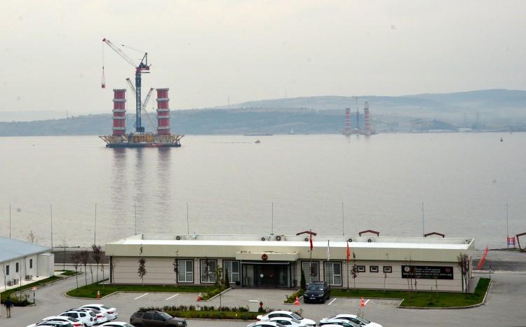 <p>Projede, Karayolları Genel Müdürlüğüne bağlı 100 personelin yanı sıra müşavir teşkilatında 103, yüklenici bünyesinde 568'i mühendis yaklaşık 3 bin 500 kişi çalışıyor. </p>
<p> </p>