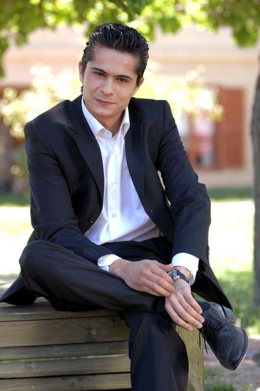 <p>İki sezon da tiyatro oyunlarında rol alan İsmail Hacıoğlu, İstanbul Gen&ccedil;lik Tiyatrosu'nda oynadı.</p>

<p>M&uuml;jdat Gezen sanat Merkezi'nde okurken bir taraftan da reklamlarda seslendirme yapmaya başladı. <strong>"Bir İstanbul Masalı"</strong> dizisinde evin haylaz oğlu Ozan'ı oynarken Mimar Sinan &Uuml;niversitesi, Devlet Konservatuarı Tiyatro B&ouml;l&uuml;m&uuml;n&uuml; kazandı.</p>
