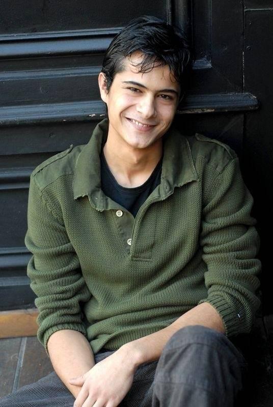 <p>B&ouml;l&uuml;m Başkanı Zeliha Berksoy'un 'Hem okul hem dizi aynı anda olmaz' s&ouml;z&uuml; nedeniyle ilk sınıftan ayrılarak okulu bırakan başarılı oyuncu,&nbsp;2002 yılında Y&ouml;netmenliğini &Ouml;mer Kavur'un yaptığı senaryosunu Macit Koper ile &Ouml;mer Kavur'un hazırladığı "<strong>Karşılaşma</strong>" adlı sinema filminde Osman karakterini canlandırdı.</p>
