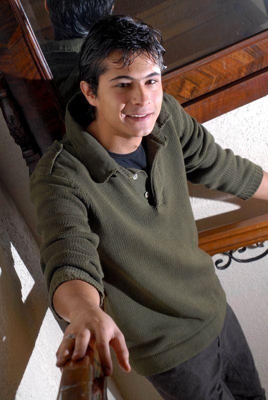 <p>2007 yılında y&ouml;netmeni &Ouml;mer Vargı, senaristi Yavuz Turgul olan "Kabadayı" sinema filminde Şener Şen, Kenan İmirzalıoğlu, Aslı Tandoğan, Rasim &Ouml;ztekin, Tarık &Uuml;nl&uuml;oğlu ile beraber oynadı.</p>
