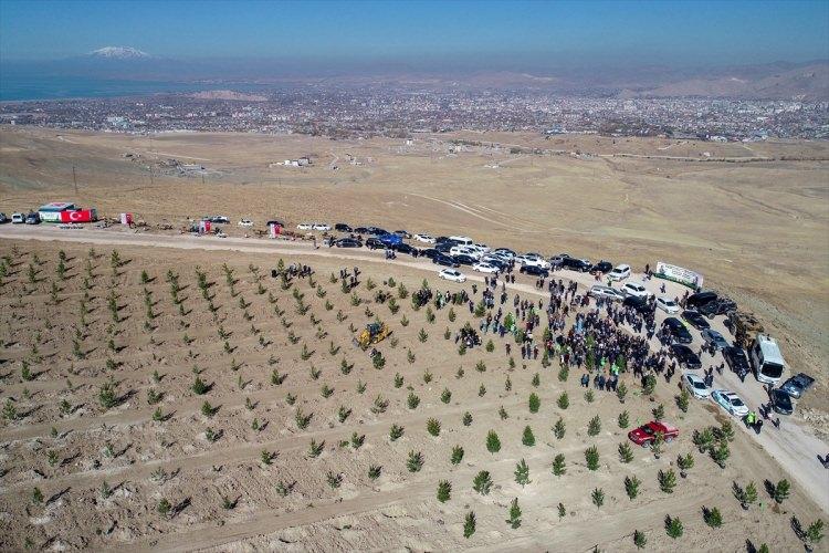 <p>Tarım ve Orman Bakanlığı Orman Genel Müdürlüğü koordinasyonunda başlatılan "Geleceğe Nefes" seferberliği çerçevesinde saat 11.11'de başlatılan fidan dikim etkinlikleri başladı.</p>