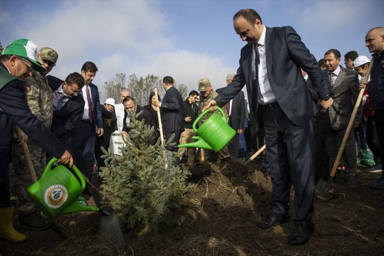 <p>Milli Ağaçlandırma Günü "11 Milyon Ağaç; Bugün Fidan, Yarın Nefes" kampanyası kapsamında 81 ilde 11 milyon fidan toprakla buluştu. Edirne'de kampanya kapsamında düzenlenen etkinlikte fidanlar toprakla buluşturuldu. Edirne Valisi Ekrem Canalp de fidan dikim törenine katıldı.</p>
<p> </p>
