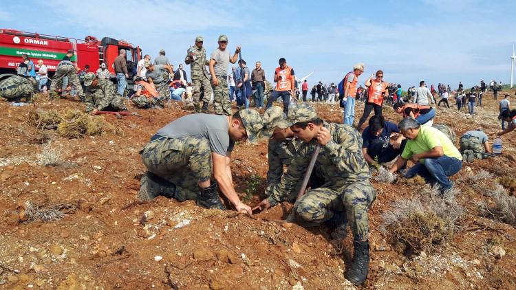 <p>Datça Kaymakamı Mesut Çoban, Datça Belediye Başkanı CHP'li Gürsel Uçar'ın da yer aldığı 2 bin kişi etkinliğe katıldı.</p>
