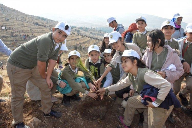 <p>Milli Ağaçlandırma Günü "11 Milyon Ağaç; Bugün Fidan, Yarın Nefes" kampanyası kapsamında Malatya'da fidanlar toprakla buluştu.</p>

<p> </p>
