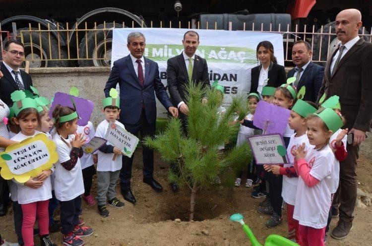 <p>Türkiye için 81 ilde eş zamanlı olarak “11 milyon fidan dikimi” etkinliği, kapsamında, Koçarlı’da fidanlar toprakla buluşturuldu.<br />
Cumhurbaşkanı Recep Tayyip Erdoğan himayelerinde gelecek nesillerin çevre bilinciyle yetişmesi ve daha yeşil bir Türkiye için 81 ilde eş zamanlı olarak “11 milyon fidan dikimi” etkinliği, Cumhurbaşkanlığı genelgesi ile her yıl 11 Kasım “Milli Ağaçlandırma Günü” olarak kutlanacak.</p>