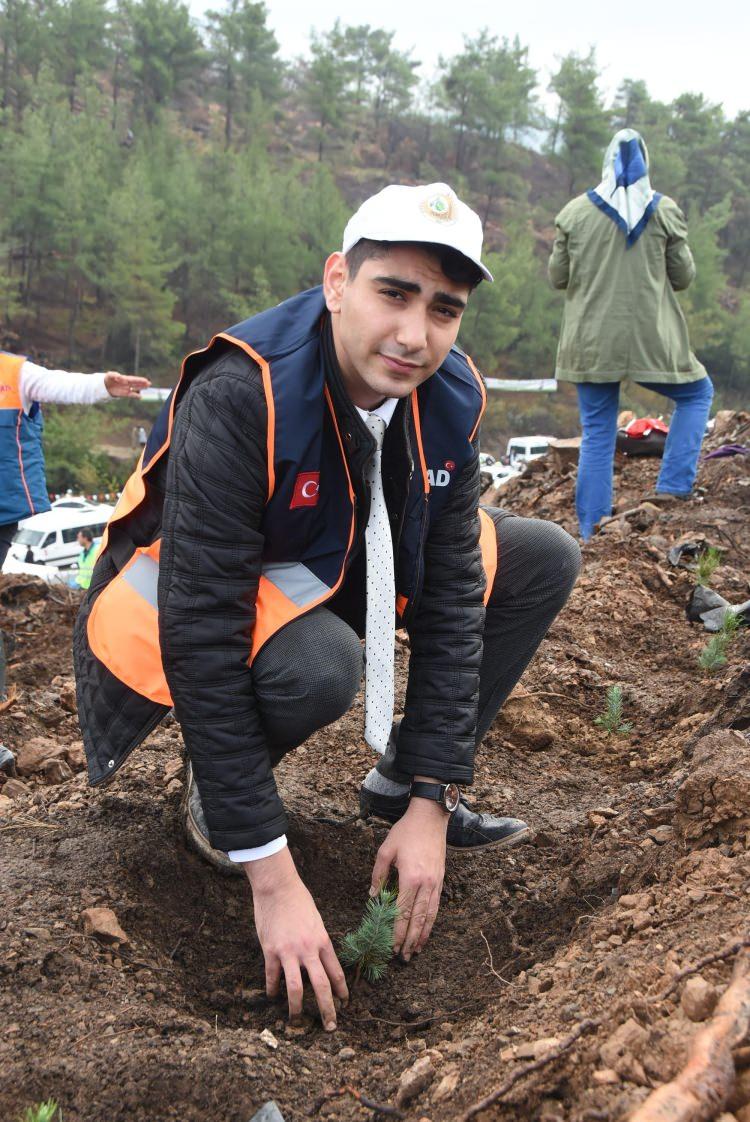<p>Tarım ve Orman Bakanlığı tarafından başlatılan 'Geleceğe Nefes Ol' isimli proje kapsamında, T&uuml;rkiye genelinde bug&uuml;n saat 11.11'de milyonlarca fidan toprakla buluşturuldu. İzmir'de de Ağustos ayında yanan ormanlık alanları yeniden yeşillendirmek isteyen yaklaşık 42 bin kişi, bug&uuml;n 8 bin fidan dikti. İzmir Valisi Erol Ayyıldız ile B&uuml;y&uuml;kşehir Belediye Başkanı Tun&ccedil; Soyer de etkinlikte ağa&ccedil; dikti.</p>

