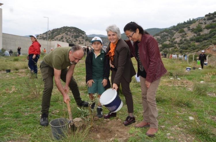<p>Cumhurbaşkanı Recep Tayyip Erdoğan&rsquo;ın himayelerinde gelecek nesillerin &ccedil;evre bilinci ile yetişmesi ve daha yeşil bir T&uuml;rkiye i&ccedil;in 81 ilde eş zamanlı olarak ger&ccedil;ekleştirilen 11 milyon fidan dikim etkinliği kapsamında S&ouml;ke&rsquo;de bin 500 fidan toprakla buluştu.</p>

<p>&nbsp;</p>

