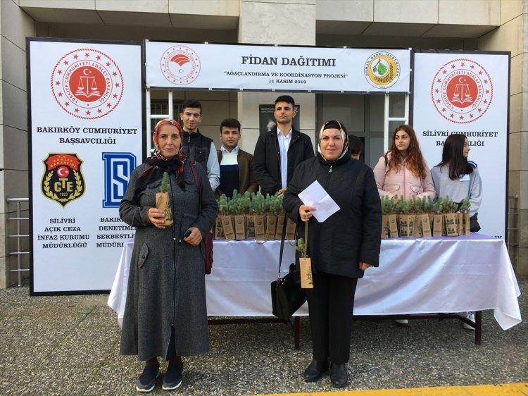 <p>Tarım ve Orman Bakanlığı koordinasyonunda ger&ccedil;ekleştirilen "Geleceğe Nefes" seferberliği &ccedil;er&ccedil;evesinde, Silivri'nin &Ccedil;anta beldesinde y&uuml;zlerce fidan dikildi. Etkinlik &ouml;ncesi katılımcılara fidan dağıtıldı.</p>
