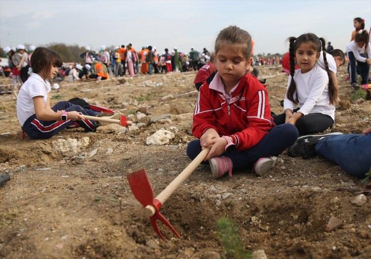 <p>Cumhurbaşkanı Recep Tayyip Erdoğan'ın ilan ettiği "Milli Ağa&ccedil;landırma G&uuml;n&uuml;" kapsamında Ey&uuml;psultan'daki Pirin&ccedil;&ccedil;i Ağa&ccedil;landırma Sahasında fidan dikme etkinliği ger&ccedil;ekleştirildi.</p>
