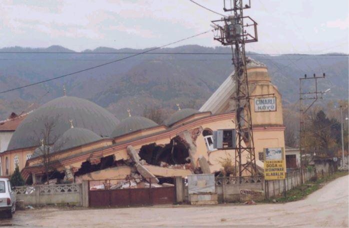 <p>Merkeze bağlı Aydınpınar Köyünde bulunan ve depremde yıkılan Çınarlı Cami</p>
