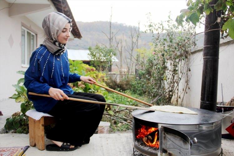 <p>Üretmeye 19 yaşında başladığını ve devletin verdiği faizsiz kredinin bunda önemli bir yeri olduğunu ifade eden Özbek, AA muhabirine yaptığı açıklamada, köydeki kadınların da üretime katılmalarıyla onlara destek olduğunu belirtti.<br />
</p>