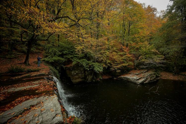 <p>Tarım ve Orman Bakanlığı Doğa Koruma ve Milli Parklar Genel Müdürlüğü Suuçtu Tabiat Parkı'ndaki şelaleye yerli ve yabancı turistler yoğun ilgi gösteriyor. Gelin ve damatlar da fotoğraf çekimleri için bölgeyi tercih ediyor.</p>

<p> </p>
