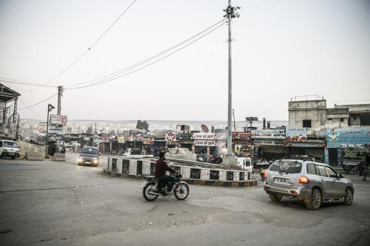 <p>YPG/PKK terör örgütünün daha önce zarar verdiği ve kapattığı camilerden şu ana kadar 100'ü onarıldı ve ibadete açıldı, 25'inde ise çalışmalar sürüyor.</p>
<p>Afrin'de açılan 25 tekstil atölyesi ve küçük dikimhaneler desteklendi, Afrinlilere iş edindirmek amacıyla bölgede 50 kurs düzenlendi.</p>