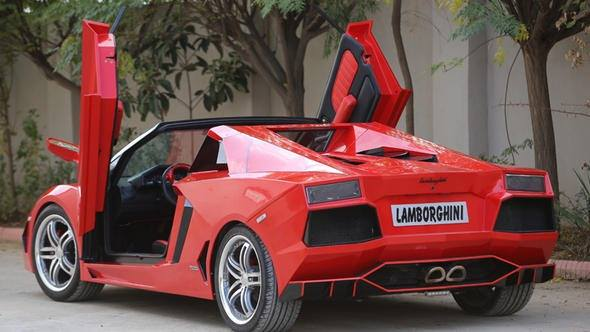 <p>Selim 'Şu ana kadar 7 arabanın benzerini yaptık. En önemli işimiz 40 bin dolara mal olan Lamborghini tarzı bir araç oldu.' dedi.</p>
<p> </p>