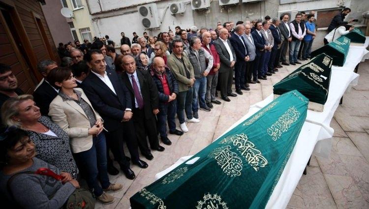 <p>İstanbul'da geçtiğimiz hafta evlerinde siyanür içerek intihar ettikleri iddia edilen 4 kardeşin cenazeleri Yeni Ayazağa Mezarlığı'na defnedildi.</p>

<p> </p>
