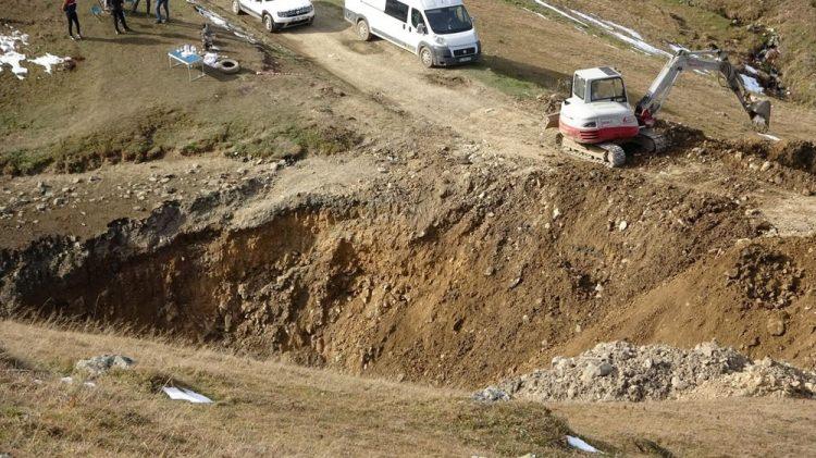 <p>Gümüşhane Valiliği ile Kültür ve Turizm Müdürlüğü kazıya izin verdi. Gümüşhane Müze Müdürü Elif Öktem ile jandarma yetkililerinin eşlik ettiği kazıda suyu tahliye edilen göl alanı, iş makineleri ile kazıldı.</p>

<p> </p>
