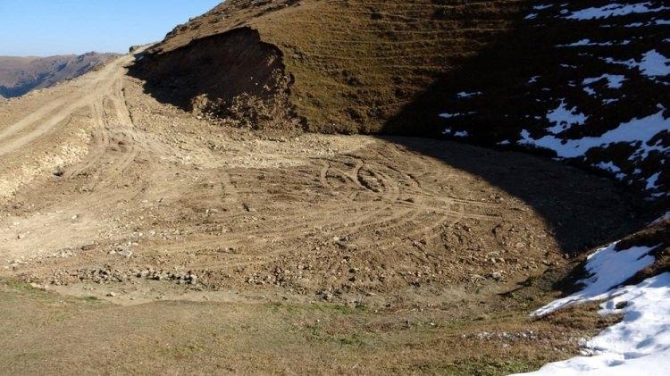 <p>Gölde, iddiaya göre, var olduğuna inanılan altın arandı. Jandarmalar, kazı alanına kimsenin yaklaşmasına izin vermedi. Dipsiz Göl'de, 4 gündür sürdürülen kazı çalışmaları, define bulunamayınca sonlandırıldı.</p>

<p> </p>

