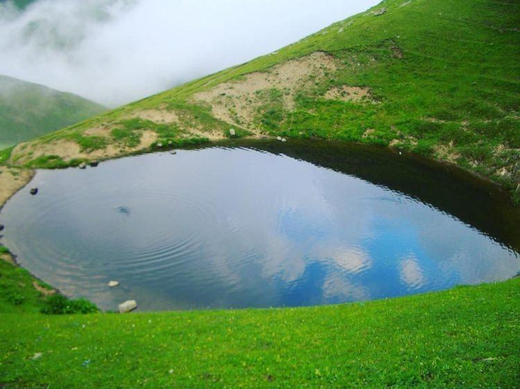 <p>BAKANLIKTAN AÇIKLAMA</p>

<p>Kültür ve Turizm Bakanlığı, Gümüşhane'de bulunan Dipsiz Göl'de gerçekleştirilen kazı çalışmalarının, gölün kurumasına neden olduğunu ve ilgililerin haklarında başlatılan soruşturma kapsamında görevden uzaklaştırıldığını duyurdu.<br />
<br />
Bakanlıktan yapılan yazılı açıklamada, "Gümüşhane'de bulunan Dipsiz Göl'de gerçekleştirilen kazı çalışmaları sonucunda gölün kurumasına sebep olunmuştur. Bakanlığımızca ilgililer hakkında 15.11.2019 tarih ve 372 sayılı onay ile soruşturma başlatılmış ve görevden uzaklaştırılmışlardır" denildi.</p>
