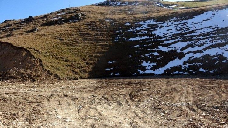 <p>APOLLİNARİS LEJYONUNUN HAZİNESİ</p>

<p>Dipsiz Göl'de, yasal izinle yapılan kazıda sonuca ulaşılamazken, iddiaya göre, bölgede bir dönem kalan Roma İmparatorluğu'nun Anadolu'daki 4 büyük lejyonu arasında gösterilen, 15'inci Apollinaris lejyonunun var olduğuna inanılan hazinesinin arandığı öğrenildi. Altın olduğuna inanılan göldeki kazının kimler tarafından yapıldığı ise halen açıklanmıyor.</p>

