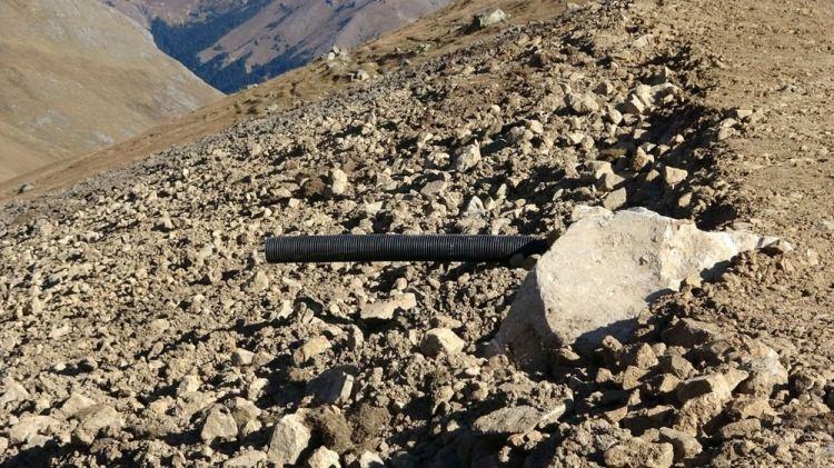 <p>Açıklamada, "Hazırlanan ruhsata istinaden 06.11.2019 tarihinde belirtilen alanda İçişleri Bakanlığı temsilcisi, Maliye Bakanlığı temsilcisi ve Müze Müdürlüğü temsilcisi ile jandarma ekipleri gözetiminde define kazısı yaptırılmıştır. 4 gün süren arama çalışması sonrasında, 10.11.2019 tarihi itibarıyla da alanda kapatma işlemi yapılarak alan eski haline getirilmiştir. Define araması yapılan alanda taşınır, taşınmaz herhangi bir kültür varlığına rastlanmamıştır" denildi.</p>
<p> </p>