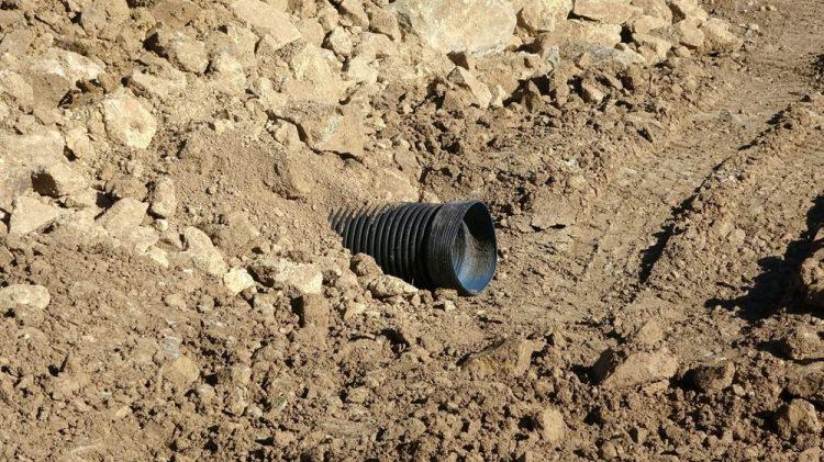 <p>TOPRAKLA DOLDURULMUŞ</p>
<p>Kaynağı ve akarı olmayan, Buzul Çağı'ndan kalma, 12 bin yıllık krater Dipsiz Göl'de tamamlanan kazı çalışmalarının ardından ekipler, dün alandan ayrıldı. Valiliğin, göl alanının eski haline getirildiğini açıkladığı Dipsiz Göl alanının toprakla doldurularak, kapatıldığı görüldü. Yol seviyesi ile birleştirilen göl alanına ise bir de su akarı için plastik boru koyuldu. Su kalmayan göl alanı, taş ve toprak yığını haline döndü.</p>