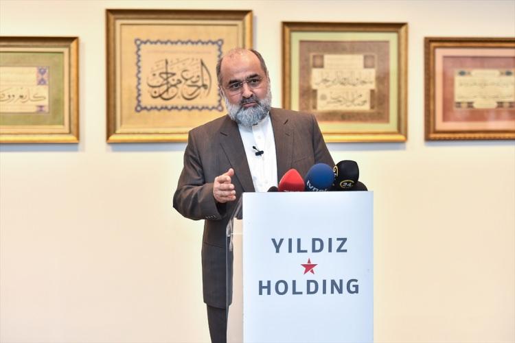 <p>Hattat Hüseyin Kutlu tarafından Diyanet İşleri Başkanlığının öncülüğünde klasik üslupla hazırlanan sergide 18 hattat ve 21 müzehhibin üretimleri yer alıyor. </p>
<p>Mevlid-i Nebi Haftası vesilesiyle açılan sergi, Hz. Muhammed'in tüm dünyaya iyilik yayan, doğru davranışları teşvik edici hadisi şeriflerinden ilhamla hazırlanan eserlerden oluşuyor. </p>