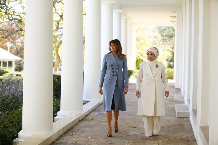 <p> Cumhurbaşkanı Recep Tayyip Erdoğan’ın eşi Emine Erdoğan, Beyaz Saray’da ABD Başkanı Donald Trump’ın eşi Melania Trump ile bir araya geldi.</p>
