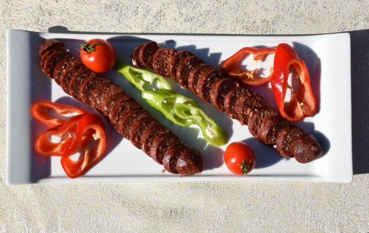 <p><strong> "Anadolu'nun parlayan yıldızı Kayseri'ye herkesi bekliyoruz"</strong></p>
<p>"Erkilet'in, Germir'in, İncesu'nun üzüm bağlarından toplanan asma yapraklarıyla yapılan etli sarmanın çok lezzetli olduğunu anlatan Büyükkılıç, "Bağlardan toplanan üzümlerden elde edilen pekmezden yapılan aside, nevzine gibi tatlılarımız meşhurdur. </p>