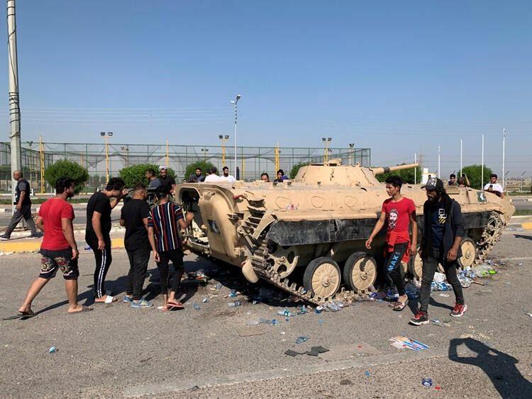 <p>Irak'ın büyük kısmında oluşan güvenlik açığı, beraberinde bombalı saldırıları ve sivillerin ölümlerini de beraberinde getirdi. Bu sebeple zaman zaman protestocular sokağa çıktı.</p>

<p> </p>
